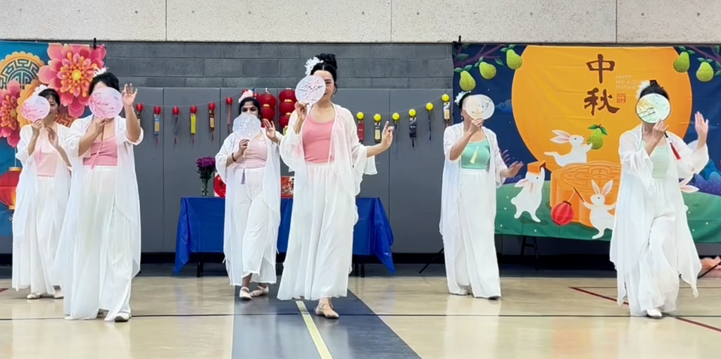 Round-fan dance